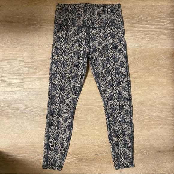 Athleta Ultimate 7/8‎ Tight - Picture 2 of 10